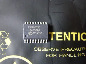 PIC16C710-04/SO - Microcontroller - dispositivo di montaggio superficiale x 1 pezzo NUOVO - Foto 1 di 1
