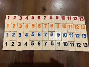 Pressman Rummy-O Rummikub gioco PEZZO DI RICAMBIO ~ SCEGLI 1 NUMERO/PIASTRELLA COLORE *Parti - Foto 1 di 11