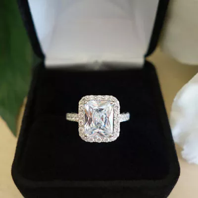 Anillo de compromiso de diamantes blancos radiantes creados en laboratorio de 2,80 quilates de oro blanco sólido de 14 k Foto 1 de 4