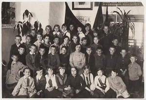 Foto de niños y niñas escolares pioneros de los Scouts soviéticos de Rusia de la década de 1930 con pancartas rojas - Imagen 1 de 2