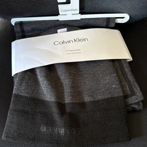 Calvin Klein 2 Stück Wendemütze & Schal 1 Größe grau/schwarz Neu mit Etikett - Bild 1 von 2