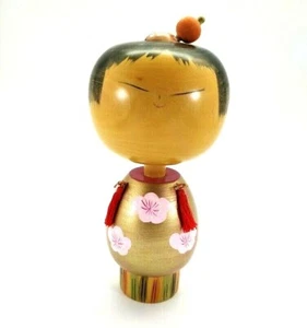 Sombrero Muñeca Kokeshi Madera Flor de Cerezo Flores Borlas Rojas Firmado 7 pulgadas - Imagen 1 de 12