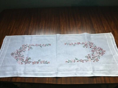 Napperon chemin de table  ancien brodé de fleurs , Art déco, 96 cm x 38   N° 15 - Photo 1/4