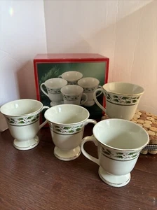 ROYAL Limited Holly Holiday Set 4 Tassen mit Fuß Kaffee Tee Neu in Box Japan Zuhause - Bild 1 von 16