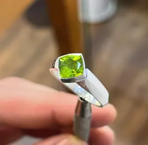Natürlicher Peridot schöner Unisex Ring Totapari Stein in quadratischer Form grüner Ring - Bild 1 von 5
