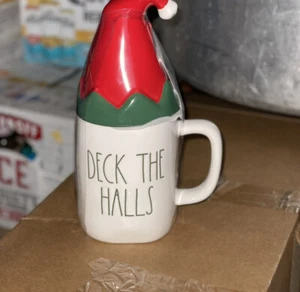 Neu mit Etikett Rae Dunn Deck The Halls Tasse mit Elfenmütze - Bild 1 von 1