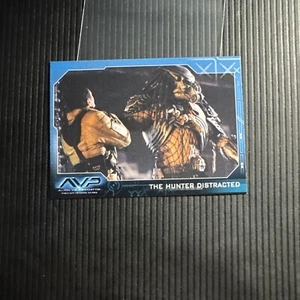 Alien vs Predator Movie Cards Inkworks 2004 #30 The Hunter Distracted - Picture 1 of 2
