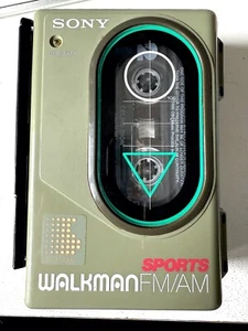REPRODUCTOR DE CASETE DEPORTIVO KAKI SONY WALKMAN WM-45 AÑOS 80 FM/AM FUNCIONANDO CON CLIPS PARA CINTURÓN - Imagen 1 de 6