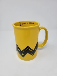Raro CHARLIE BROWN 2010 Peanuts Worldwide AMARILLO 3D TAZA A RAYAS 5" de alto - Imagen 1 de 5