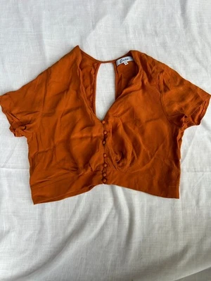 Blusa corta Evie Rust naranja talla 12 manga corta botón delantero abierto trasero Foto 1 de 4