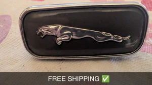 98-03 Jaguar XJ8 Vanden Plas X308 Front Left Fender Emblem Leaper OEM - Picture 1 of 6