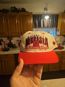 Cappello Berretto Snapback Vintage Nebraska Cornhuskers #1 Abbigliamento Nuova Era Ricamato RARO - Foto 1 di 7