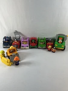 Fisher Price Little People Spielzeugautos Konvolut 7 Fahrzeuge + 1 Planierraupe, 12 LP Figuren. - Bild 1 von 11