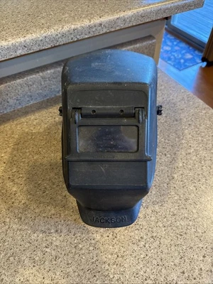 Шлемы сварочные Jackson, окно 2 дюйма (Ш) x 4 1/4 дюйма (Л), абажур No10, черные - Изображение 1 из 4