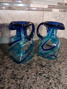 2 cruetas de aceite y vinagre vintage sopladas a mano hechas a mano de 6" arremolinadas azules - Imagen 1 de 6