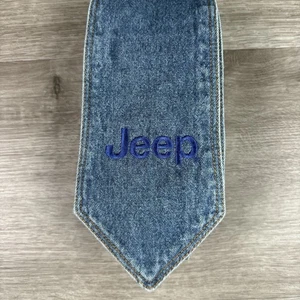 Corbata de cuello bordada Jeep International Denim para hombre 55,5" de largo 3,75" de ancho - Imagen 1 de 8