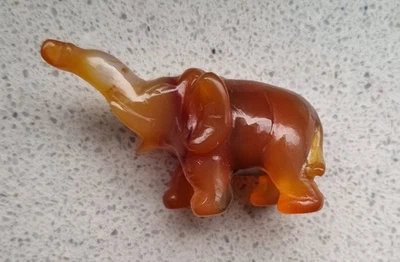 kleine Elefantenfigur aus Karneol, handgeschnitzt, 6x2,5x4 cm; KA25-0005 - Bild 1 von 2
