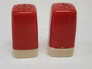 Salero y pimentero vintage años 50 - cuadrado de plástico rojo y blanco de aproximadamente 1 3/4" de alto - Imagen 1 de 4