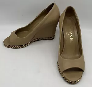 Chanel Beige Leather Peep Toe Gold-CC Logo Chain-Link Trim Wedge sz 37.5 - Picture 1 of 7