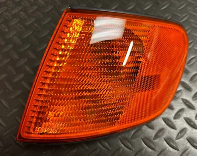 Conjunto de luces intermitentes delanteras izquierda Hella - 9EL13938301 - para Audi 100 y más Foto 1 de 4