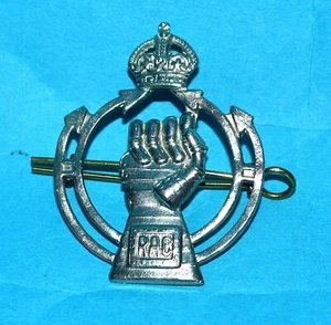 BRITISH ARMOURED CORPS WWII KINGS CROWN CAP BADGE WITH REAR LUGS AND SPLIT PIN. - Picture 1 of 4