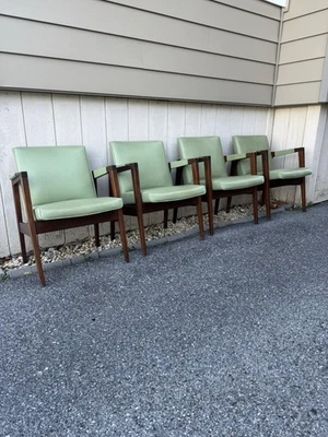 MCM W.H. años 60 Silla Gunlocke Chair Company de nogal y cuero verde azulado Foto 1 de 4