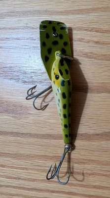 Señuelo de pesca vintage Fred Arbogast Hustler 2,75" largo mancha de rana negra verde Foto 1 de 3