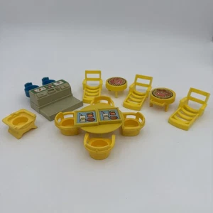 Lote de 14 muebles vintage Fisher Price Little People mesa tumbona parrilla piscina - Imagen 1 de 8