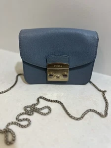 MINI BANDOLERA FURLA METROPOLIS BOLSO AZUL BEBÉ CON CADENA PLATEADA EN MUY BUENA CONDICIÓN - Imagen 1 de 22