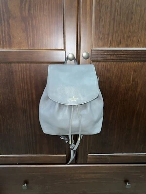 Mochila Kate Spade New York para mujer de cuero gris Mulberry Street Breezy con solapa Foto 1 de 4