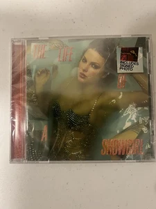 Taylor Swift - The Life of a Showgirl CD + Hand Signed Photo 4 IN HAND - Imagen 1 de 2