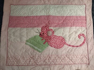 Lindo ratón Pottery Barn almohada farsa con libro sobre lunares rosas Foto 1 de 2