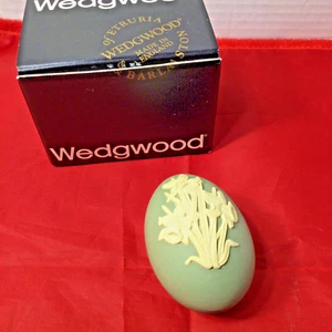 WEDGWOOD "DAFFODILS" EGG SHAPED JASPERWARE TRINKET BOX - PRIMROSE ON SAGE - Picture 1 of 8