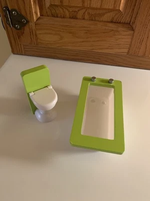 Juego de bañera e inodoro de madera y plástico verde lima para casa de muñecas Kidkraft  Foto 1 de 4