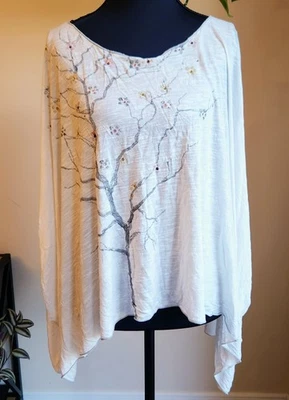 Túnica ligera Chelsea y violeta de gran tamaño estampado floral de árbol con pedrería Foto 1 de 4