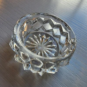 Salinas de vidrio vintage patrón corte diamante se vende como un conjunto de 8 - Imagen 1 de 10