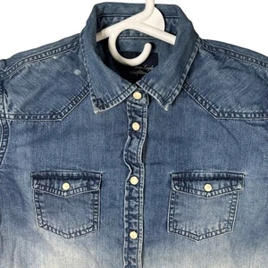 Camisa de mezclilla para mujer American Eagle Outfitters Western Ombre abotonada pequeña - Imagen 1 de 13