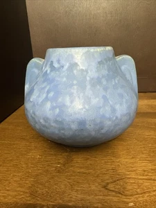 Jarrón de vitela azul mate de cerámica con asas para orejas de los años 30 Mission vintage - Imagen 1 de 9