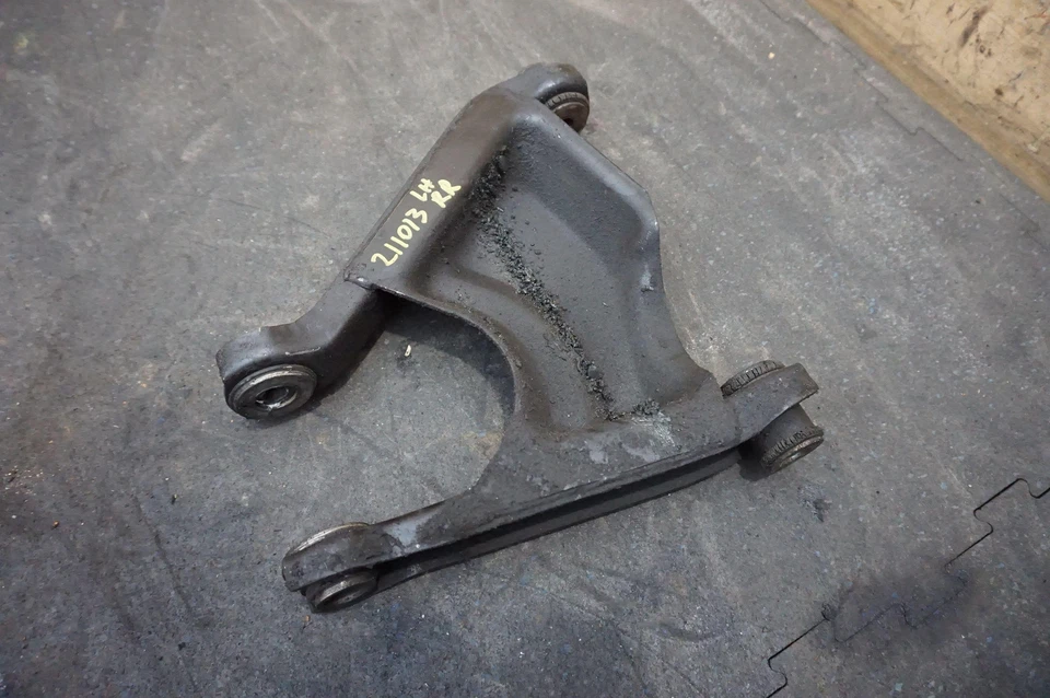 Brazo de palanca de control de suspensión superior lateral izquierdo trasero 104422 Ferrari 308 GTSi 1980 Foto 1 de 4