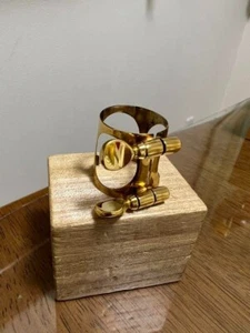 Momo Liga Atelier Momo Ligature Bb Clarinet GP Horizontal BS Brass #275 - Picture 1 of 6