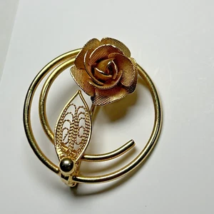 Vintage Sarah Coventry goldfarbene strukturierte Rose im Kreis Brosche Anstecknadel kostenloser Versand - Bild 1 von 5