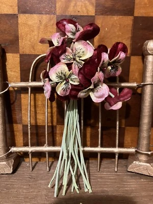 Ramo de flores vintage borgoña rosa pansy sombrerería spray República Checa Foto 1 de 4