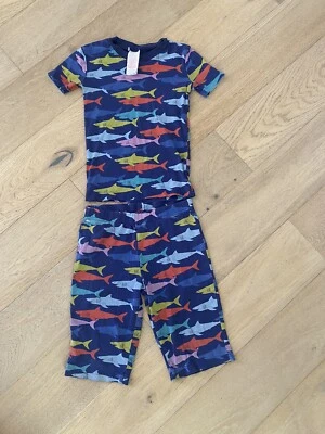 Mini pijama Boden masculino tubarão azul TAMANHO SUPERIOR 8Y PARTE INFERIOR 10Y - Imagem 1 de 4