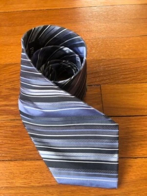 Corbata Paul Dione 100 % nueva seda 4 pulgadas de ancho rayas azules/blancas/negras Foto 1 de 4