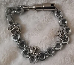 Einzigartiges Sechskantmutter Armband mit Totenkopf & Kreuz Knochen Charms!!! - Bild 1 von 3