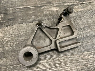 1997-1999 CBR1100XX Super Blackbird Honda OEM Rear Brake Caliper Mount Bracket Foto 1 de 4