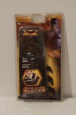 Luvas de ação elétrica Batman Begins 2005 com sensor de movimento novas na embalagem - Imagem 1 de 4