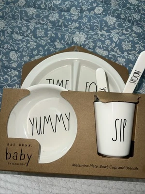 Juego de regalo de 5 piezas para bebé Rae Dunn utensilios delicioso tiempo para sorbos para bocadillos nuevo Foto 1 de 2