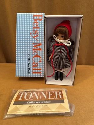 Boneca Cozy Cape Tiny Betsy McCall Robert Tonner BM1306 vintage na caixa - Imagem 1 de 3