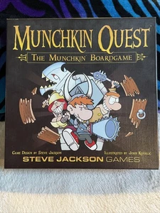 Munchkin Quest Brettspiel PLUS Extra Teile, PROMO & ZWEI ERWEITERUNGEN 1. Auflage 2008 - Bild 1 von 8
